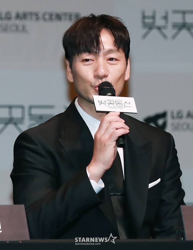 배우 박해수가 23일 오후 서울 강서구 LG아트센터에서 진행된 연극 '벚꽃동산' 제작발표회에 참석해 질문에 답하고 있다. /2024.04.23 /사진=이동훈
