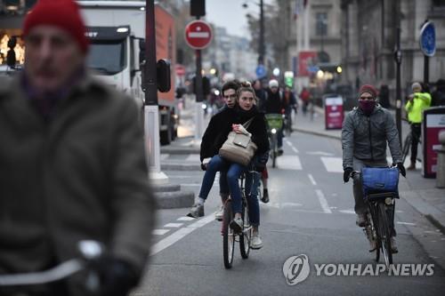 자전거 타는 파리 시민들 [EPA=연합뉴스 자료사진. 재판매 및 DB 금지]