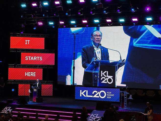 지난 22일 쿠알라룸푸르에서 열린 'KL20 서밋 2024' 행사에서 안와르 이브라힘 말레이시아 총리가 기조연설을 하고 있다.[촬영 김아람]