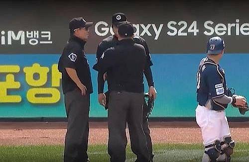 KBO, '오심 은폐' 이민호 심판 해고…문승훈·추평호 3개월 정직 (서울=연합뉴스) 하남직 기자 = 한국야구위원회(KBO)는 19일 "오늘 인사위원회를 개최해 지난 14일 대구 삼성라이온즈파크에서 열린 NC 다이노스와 삼성 라이온즈와 경기 중 ABS(자동 투구 판정시스템) 판정 관련 실수 및 부적절한 언행으로 리그 공정성을 훼손한 심판 3명에 대한 징계를 심의했다"며 "이민호 심판위원과의 계약을 해지한다"고 밝혔다. 이어 "문승훈 심판위원은 3개월 정직(무급) 징계하며, 정직이 종료되면 추가로 인사 조치한다. 추평호 심판은 정직 기간 최대 기간인 3개월 정직(무급) 징계한다"고 알렸다.
    사진은 지난 14일 대구 NC-삼성전에서 논란을 부른 심판들. 2024.4.19  [티빙 하이라이트 장면 캡처. 재판매 및 DB금지] photo@yna.co.kr