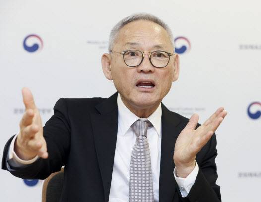 유인촌 문화체육관광부 장관이 취임 6개월을 맞아 문화예술정책 구상과 그간의 소회를 밝혔다. 유 장관은 청와대 운영과 관련, “기본적으로 원형보존이 원칙이다. 기존 건물은 변형하지 않는다”며 기본 방향 방침을 밝혔다(사진=이데일리 이영훈 기자).