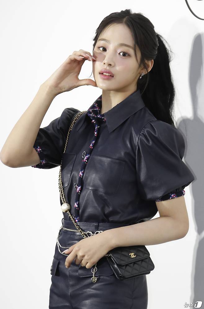 뉴진스 민지가 23일 서울 성동구 한 매장에서 열린 패션브랜드 행사에서 포즈를 취하고 있다. 2024.4.23/뉴스1 ⓒ News1 권현진 기자