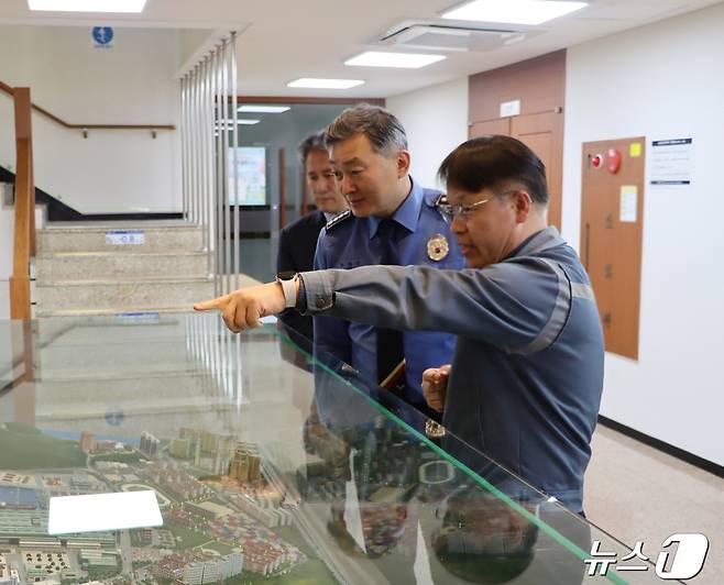 한철웅 통영해경서장이 24일 삼성중공업 거제조선소를 방문해 현장 점검을 하고 있다.(통영해경 제공)