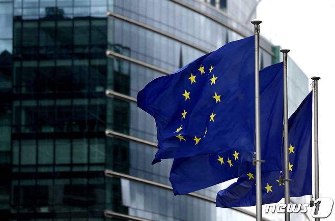 벨기에 브뤼셀에 위치한 유럽연합(EU) 본부 앞에 깃발이 펄럭이고 있다. 2023.09.20 ⓒ 로이터=뉴스1 ⓒ News1