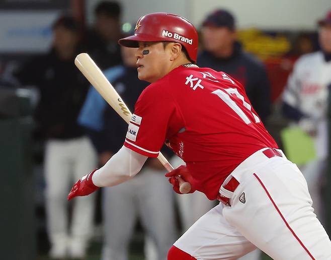 24일 오후 부산 사직야구장에서 열린 롯데 자이언츠와 SSG 랜더스 경기. SSG 추신수가 2회초 1사 1,2루 상황에서 1타점 적시타를 치고 있다. 추신수는 한미 통산 2천안타를 기록했다. 사진 | 연합뉴스