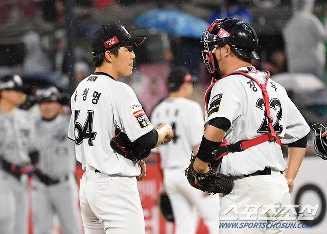 23일 수원KT위즈파크에서 열린 KBO리그 KT 위즈와 한화 이글스의 경기. KT 육청명과 포수 장성우가 대화를 나누고 있다. 수원=박재만 기자 pjm@sportschosun.com/2024.04.23/