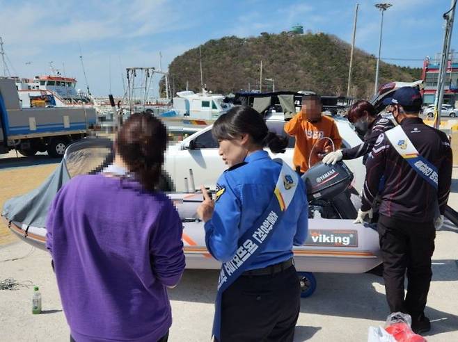 부안해양경찰서는 26일 오전 5~8시 3시간 동안 격포항 슬립 웨이에서 수상레저기구를 대상으로 무상점검과 해양 안전 캠페인을 펼친다.[사진제공=부안해경]