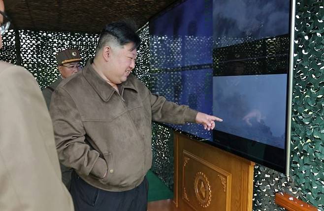 북한 김정은이 22일 초대형 방사포병이 참가하는 '핵반격가상 종합전술훈련'을 지도했다고 노동신문이 23일 보도했다. /노동신문·뉴스1