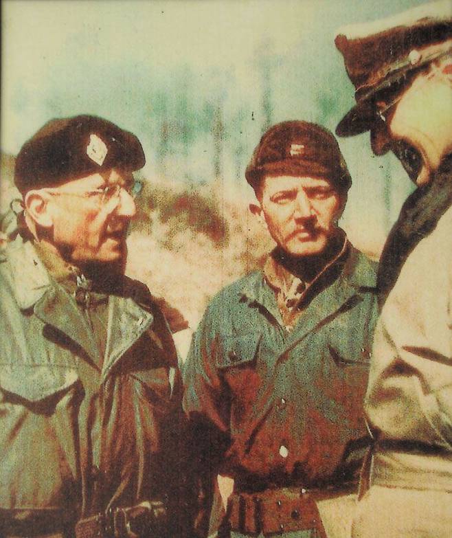 6·25전쟁 중인 1951년 2월 지평리 전투가 시작된지 5일 뒤 전선을 방문한 맥아더(맨 오른쪽) 사령관과 만나고 있는 몽클라르(맨 왼쪽) 장군. /지평리를 사랑하는 모임