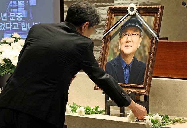 지난 4월 21일 서울 서대문구 연세대학교 세브란스병원 장례식장에서 故 홍세화 씨의 영결식이 엄수되고 있다. '나는 빠리의 택시운전사'로 잘 알려진 작가이자 언론인, 사회운동가인 고인은 지난해 전립선암 판정을 받고 투병 생활을 이어가던 중 지난 18일 숨을 거뒀다. /뉴스1