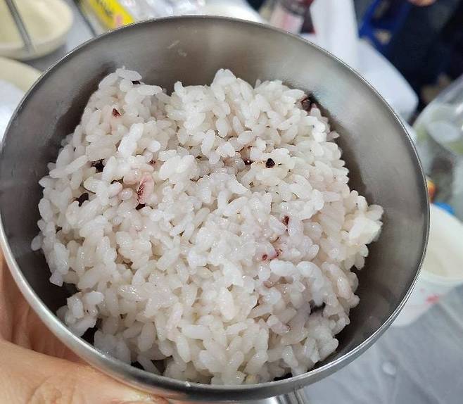 충남 대천 소재의 대천항 수산시장을 찾은 손님이 올린 절반만 찬 공깃밥. /온라인 커뮤니티 '보배드림'