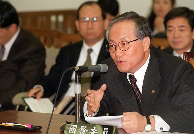 홍순영 외교통상부 장관이 지난 1999년 12월 28일 국회 통일외교통상위원회에 출석, 일본인의 독도 호적 이전과 관련한 의원들의 질문에 답하고 있다./조선일보 DB