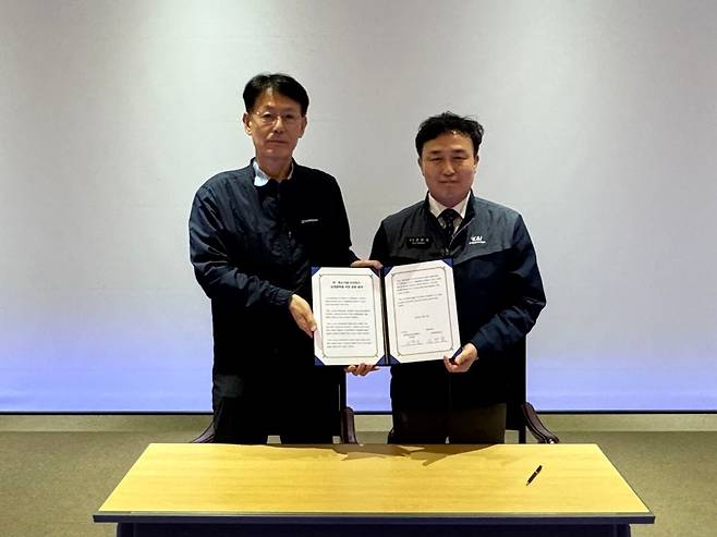 김상술 포에버항공 대표(왼쪽)와 문희찬 KAI 안전실장(오른쪽)이 상생협의체 발대식에서 협력문서에 서명했다. /KAI 제공