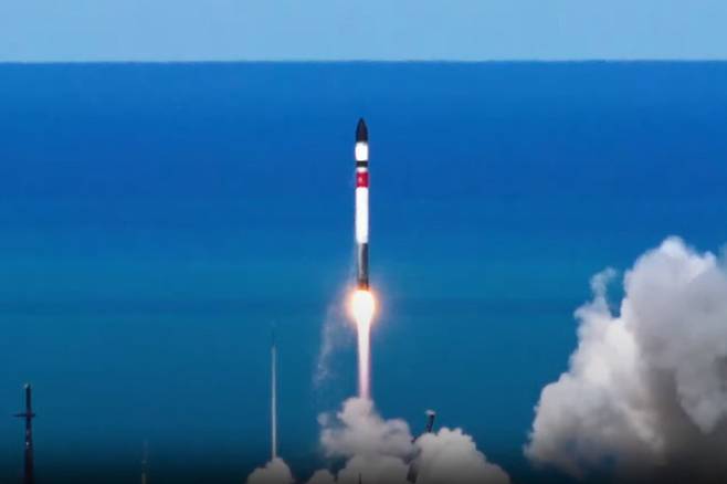국내 최초로 양산형으로 개발된 '초소형 군집위성' 1호를 실은 로켓랩의 발사체 일렉트론이 24일 오전 7시 32분(한국시간)에 뉴질랜드 마히아 발사장에서 발사되고 있다./로켓랩 유튜브 캡처