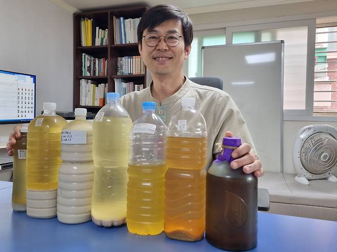 한국술문헌연구소 김재형 소장이 자신이 빚은 전통주들을 설명하고 있다. /박순욱 기자