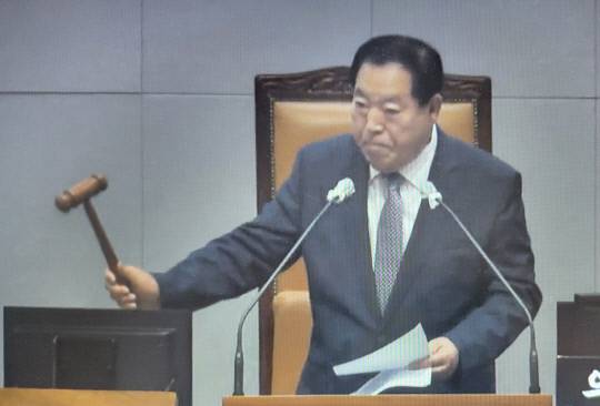 충남도의회 조길연 의장이 24일 제351회 임시회 제2차 본회의에서 '충청남도 학생인권조례 폐지조례안 재의의 건' 가결을 선포하고 있다. 김동근 기자