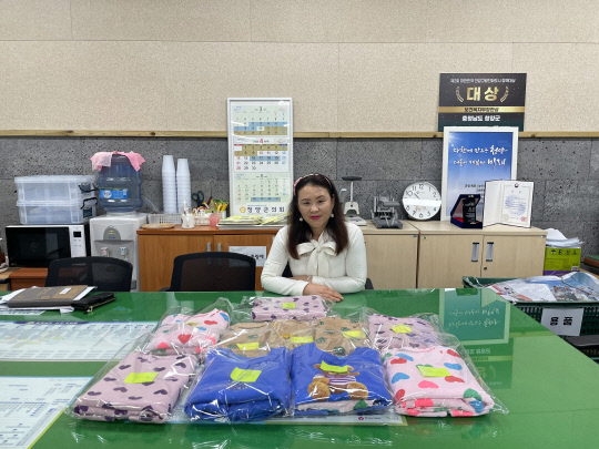 청양 선화수선(대표 김민세)이 청양군 통합돌봄과 사무실을 방문해 직접 만든 아동 옷 10벌을 기부했다.청양군 제공