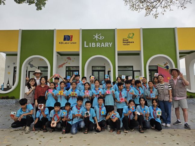 베트남 뚜옌꽝성 띠엔케 중학교에서 열린 KB라이브러리 완공식에서 참석자들이 기념촬영을 하고 있다. ⓒKB국민은행