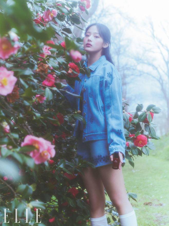 민지가 손에 쥔 세럼은 피부 활력을 강화하는 레드 까멜리아 추출물을 풍부하게 함유한 N°1 DE CHANEL 레드 까멜리아 세럼, 50ml 22만원, 100ml 28만6천원, Chanel.