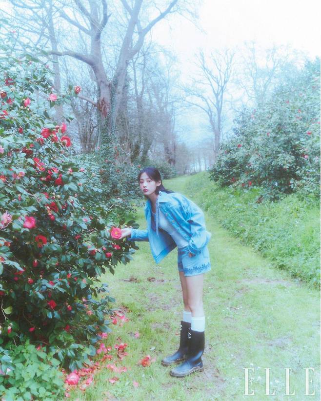 레드 까멜리아 숲에서 마주한 민지의 동화 같은 순간.