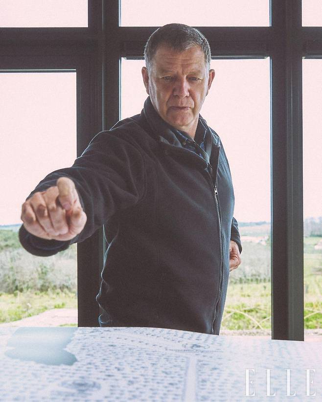 농업생태학과 산림생태학에 근거한 지속 가능한 농법으로 까멜리아를 재배하는 농장 운영 매니저 필립 그랜드리.