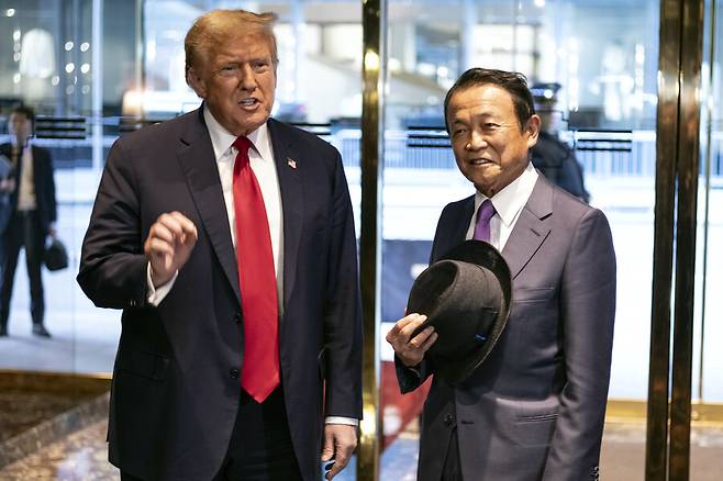 아소 다로(사진 오른쪽) 일본 자민당 부총재가 23일(현지시각) 오후 뉴욕의 트럼프타워에서 미국 공화당 대선 후보로 결정된 도널드 트럼프 전 대통령을 만나고 있다. AP 연합뉴스
