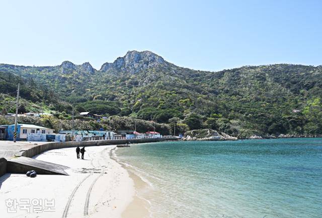 영산도는 흑산도 옆에 위치한 작은 섬이다. 된볕산 아래 자리 잡은 마을과 옥색 바닷물을 머금은 아담한 해변이 이국적인 풍광을 자아낸다.