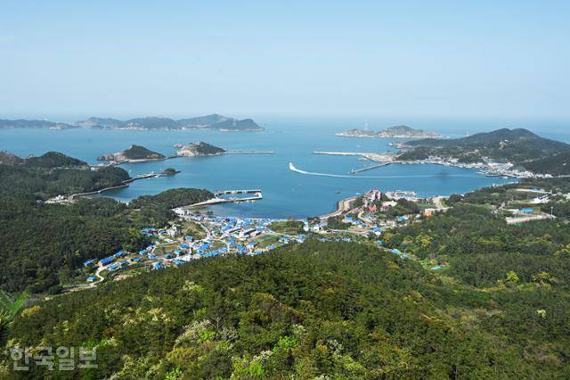 흑산도의 다도해국립공원 탐방로에서 흑산항 주변 풍광이 시원하게 펼쳐진다.