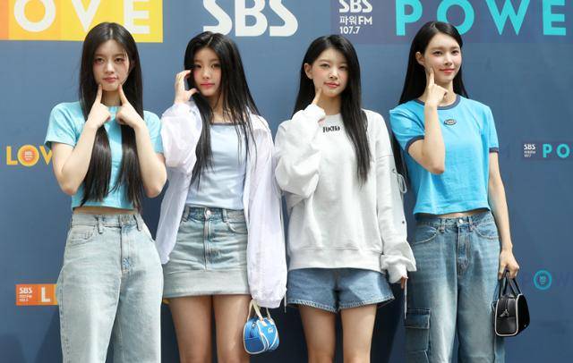 그룹 아일릿이 하이브 산하 레이블 어도어 민희진 대표의 '뉴진스 카피' 저격에도 끄덕없는 모습으로 무사히 라디오 일정을 마쳤다. 뉴시스