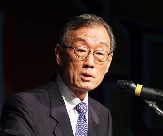 노재봉 전 국무총리가 2008년 4월 서울 세종문화회관 예술의 정원에서 열린 '건국 60년, 60일 연속 강연'에서 강연자로 나서 발언하고 있다. 연합뉴스