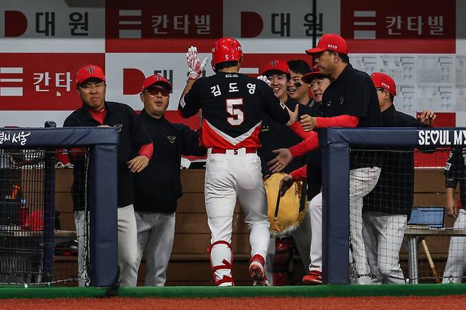 23일 홈런을 기록한 김도영이 득점한 뒤 더그아웃으로 들어가고 있다. KIA 제공