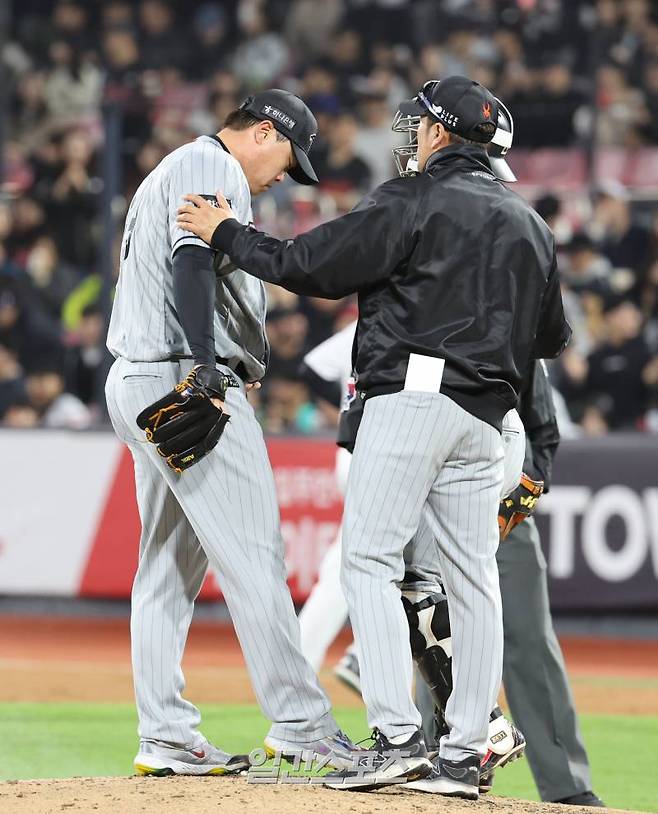 24일 오후 수원 KT위즈파크에서 열린 프로야구 한화와 KT 경기. 한화 선발 류현진이 4회 KT 김상수에게 2타점 2루타를 내준뒤 코치가 마운드를 방문해 진정시키고있다. 수원=정시종 기자 capa@edaily.co.kr