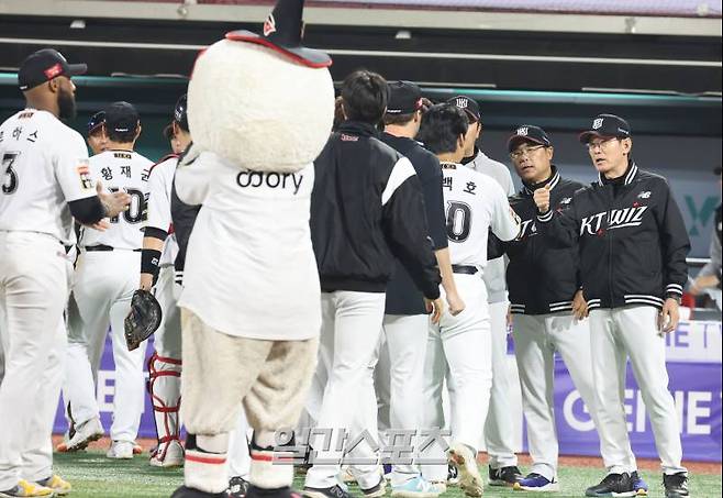 24일 오후 수원 KT위즈파크에서 열린 프로야구 한화와 KT 경기. KT 가 7-1 승리했다. 경기종료후 이강철 감독과 선수들이 승리 세리머니 하고있다. 수원=정시종 기자 capa@edaily.co.kr