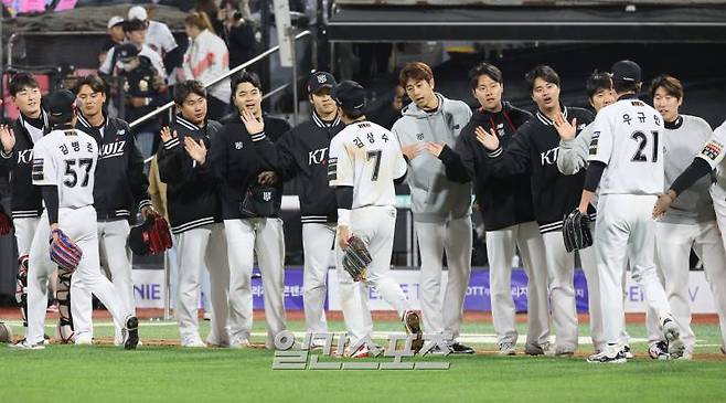 24일 오후 수원 KT위즈파크에서 열린 프로야구 한화와 KT 경기. KT 가 7-1 승리했다. 경기종료후 선수들이 승리 세리머니 하고있다. 수원=정시종 기자 capa@edaily.co.kr