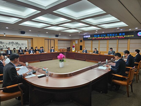 충청권 광역급행철도(CTX) 거버넌스 회의가 24일 대전시청에서 열렸다. 이 자리에서 국토교통부는 25일 CTX에 대한 KDI 민자적격성조사를 의뢰한다고 밝혔다. [사진=충북도]