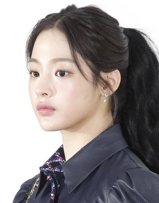 뉴진스 민지 23일 서울 성동구 한 매장에서 열린 패션 브랜드 행사에서 인사를 하고 있다. 뉴스1