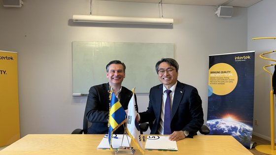 KTR 김현철 원장(오른쪽)이 스위덴 Intertek Semko 올로프 페레니우스 대표(왼쪽)와 상호 협력을 위한 업무협약을 체결했다.