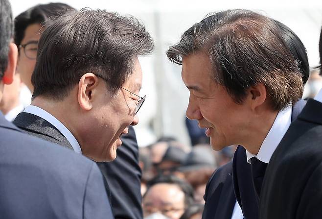 이재명 더불어민주당 대표와 조국 조국혁신당 대표가 19일 오전 서울 강북구 국립 4·19민주묘지에서열린 제64주년 4·19혁명 기념식에서 만나 인사를 나누고 있다. /사진=뉴스1