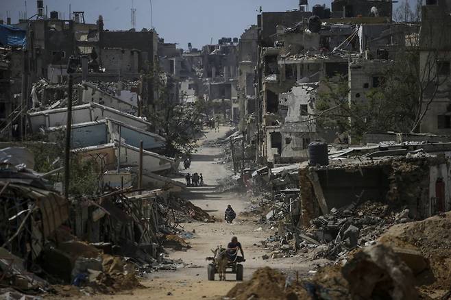 22일(현지시간) 이스라엘군이 가자지구 남부 칸유니스에서 병력을 대부분 철수한 뒤 팔레스타인 주민들이 폐허가 된 도시로 돌아오고 있다. EPA연합뉴스