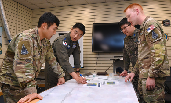 Military personnel of the South Korean Air Force's Space Operation Squadron and the United States Space Forces Korea analyze coordinates of jamming attacks during joint training exercises held at an air base in Gunsan, North Jeolla, on Monday in a photo provided by the Air Force Wednesday. [YONHAP]