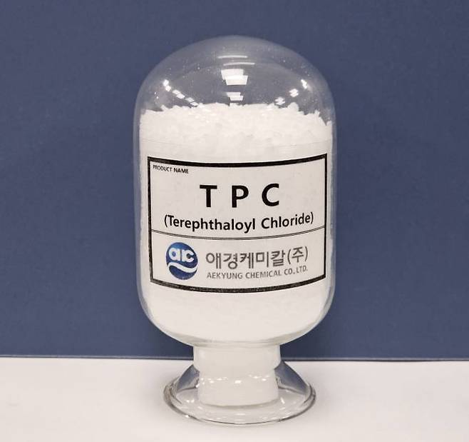 아라미드 섬유의 핵심원료인 TPC(TerePhthaloyl Chloride) 제품. 애경케미칼 