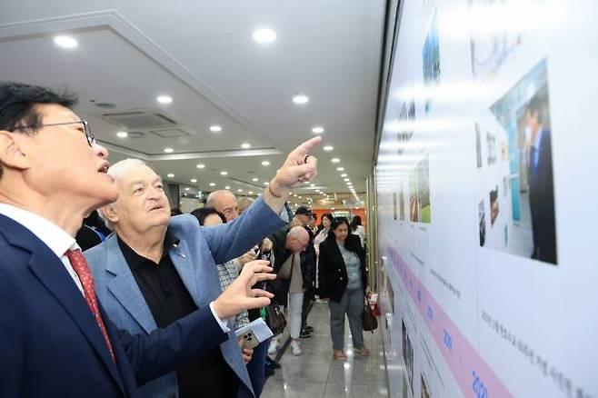 김대권 수성구청장과 호주 블랙타운시 시장이 범어도서관에서 열린 수성구·호주 블랙타운시 ‘아카이브 전시’를 관람하고 있다. 수성구청 제공