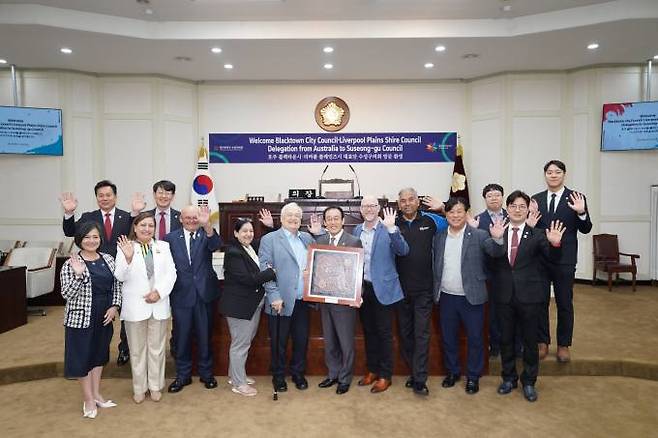 호주 블랙타운시·리버풀 플레인즈시 대표단이 수성구의회를 방문한 후 기념촬영을 하고 있다. 수성구의회 제공
