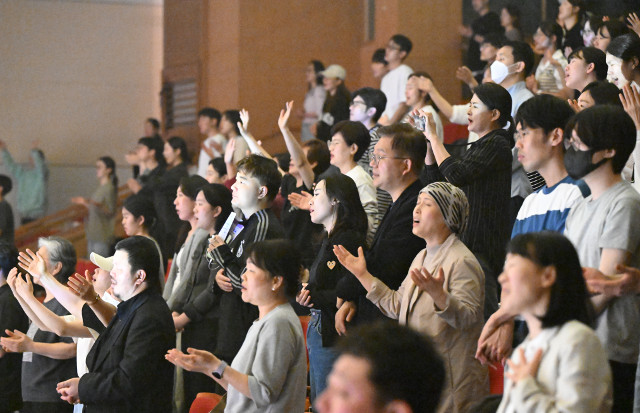 ‘2024 청년 다니엘기도회’ 참석자들이 22일 서울 강동구 오륜교회 비전홀에서 일어선 채 찬양과 기도를 하고 있다. 신석현 포토그래퍼