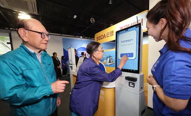 23일 오후 서울 종로구 탑골미술관에서 열린 삼성 시니어 디지털 아카데미 체험센터 개소식에서 어르신들이 주민센터 존 체험을 하고 있다. [이충우 기자]