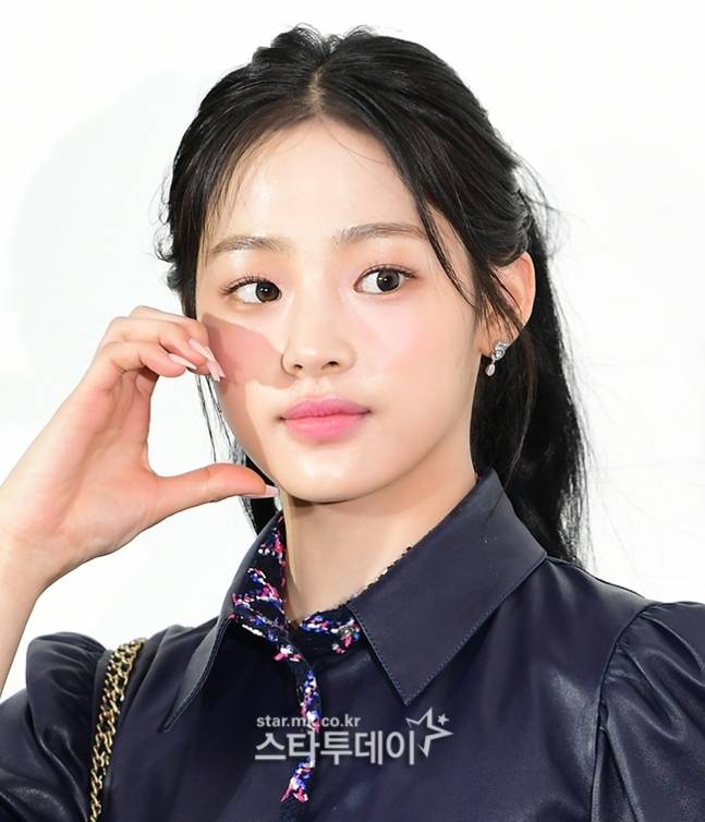 미소잃은 뉴진스 민지의 볼하트. 강영국 기자