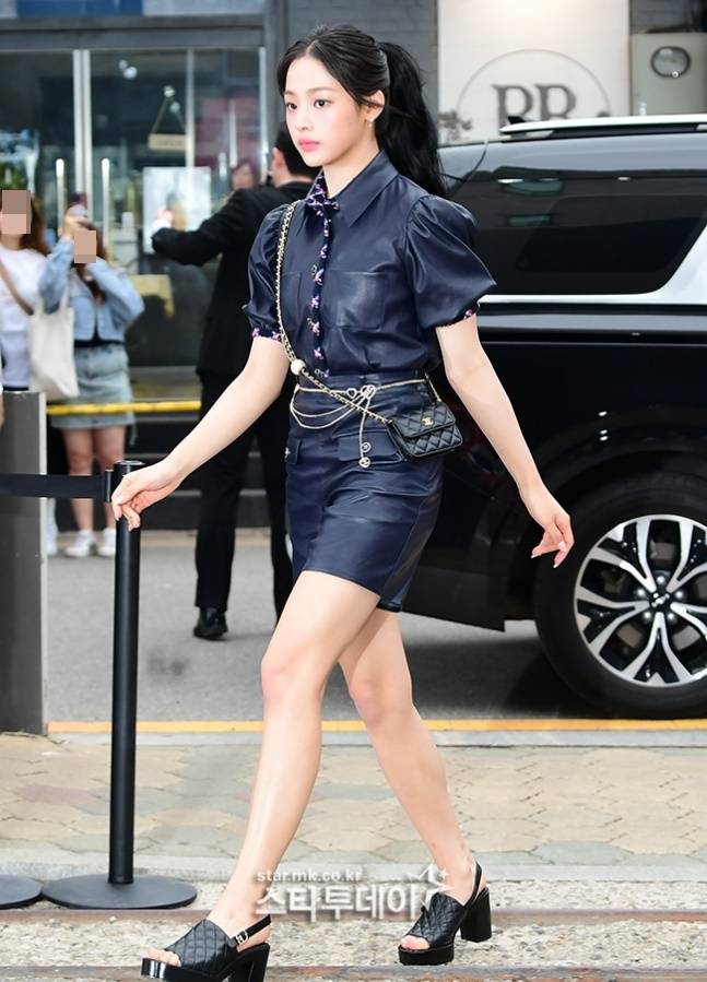 뉴진스 민지가 23일 굳은 얼굴로 행사장에 들어서고 있다. 강영국 기자