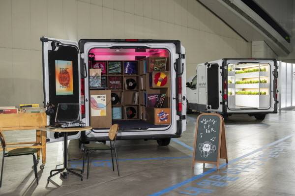 (왼쪽부터) ST1 이동식 LP바와 스마트 팜이 전시된 모습 [사진제공=현대차]