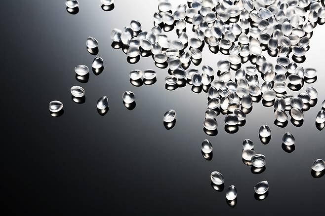 LG화학이 생산하는 태양광 패널 필름용 POE 제품. <LG화학>