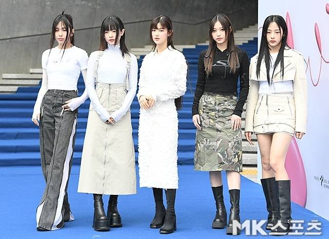 뉴진스 팬들이 멤버들과 가족을 이용하지 말라는 내용과 함께 민희진 대표를 비난하는 트럭 시위를 벌이고 있다. 사진=천정환 기자